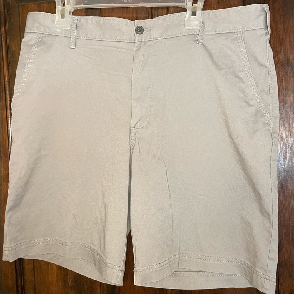 Izod EUC Saltwater stretch men’s shorts. Light gray Sz 36 waist. 9.5 inseam